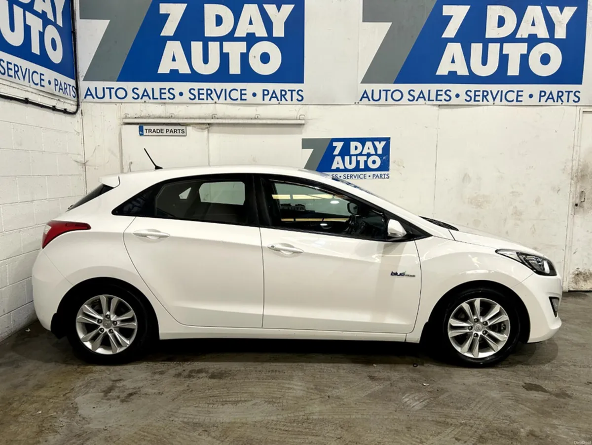 Hyundai i30 1.6 DSL DELUXE 4DR - Image 3