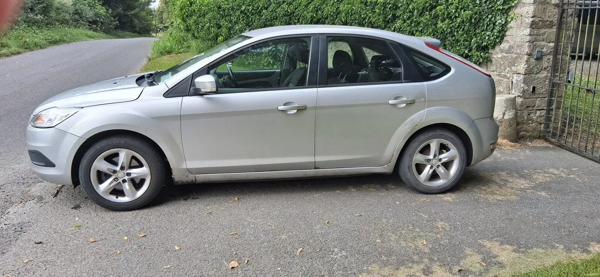 2010 ford focus - Image 2