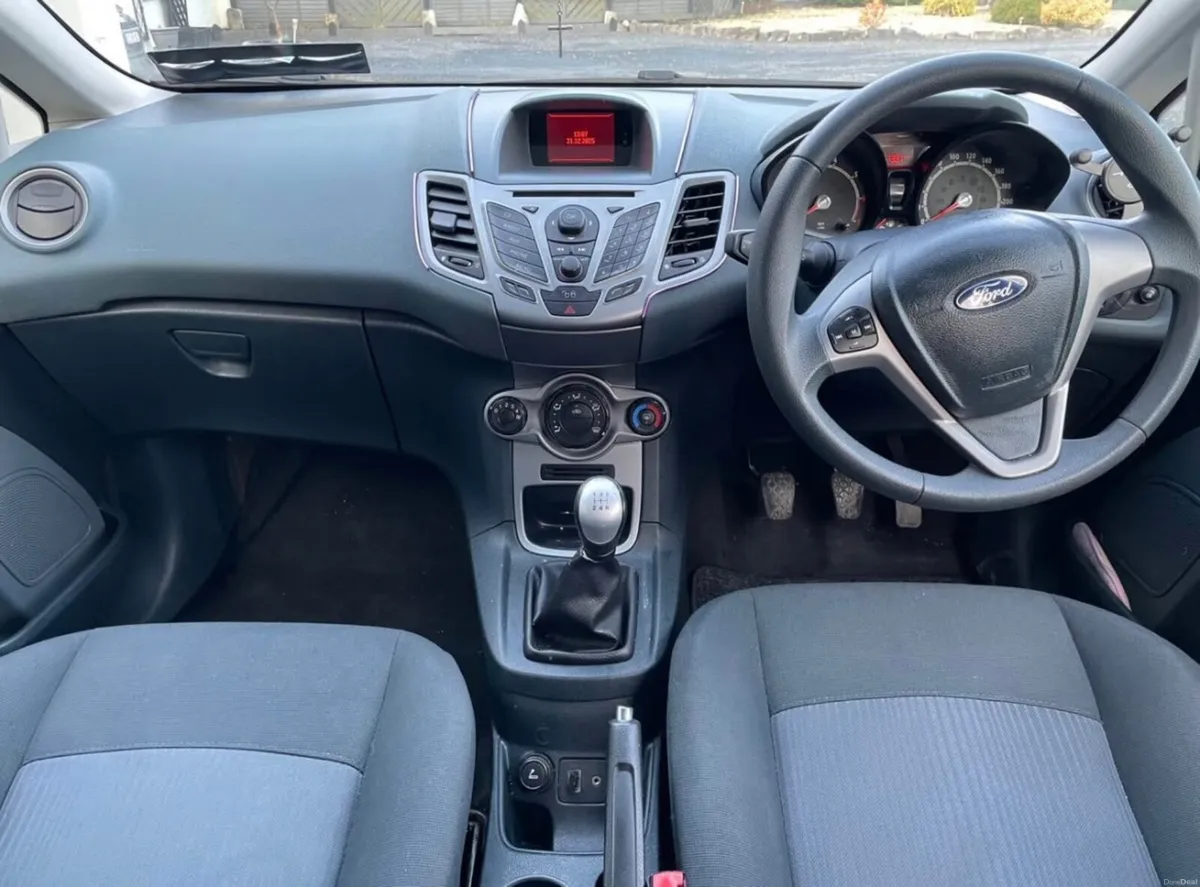 Ford Fiesta 2011 - Image 2