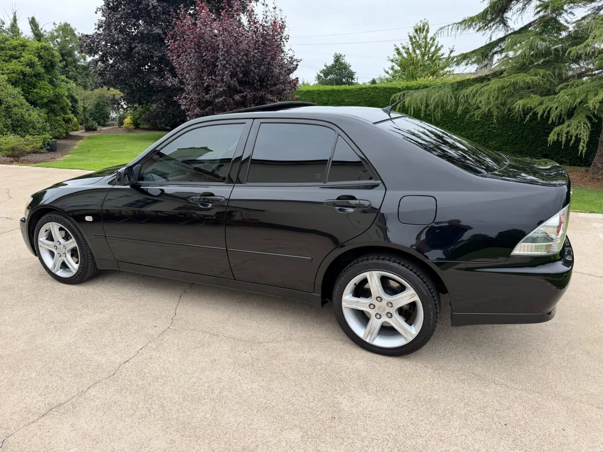 2001 LEXUS IS200 SE - Image 4