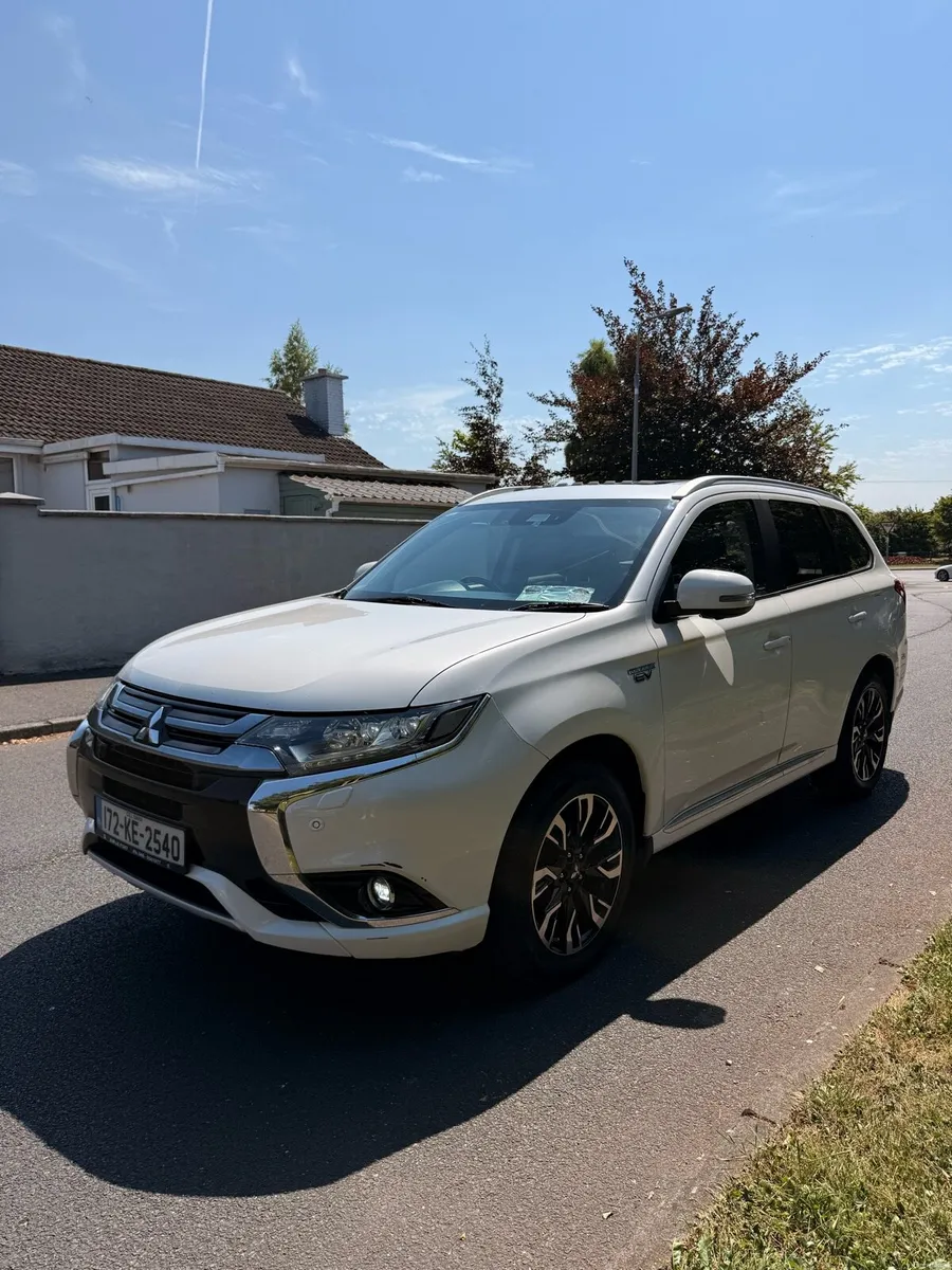 2017 Mitsubishi Outlander 200BHP Plug in Hybrid - Image 3