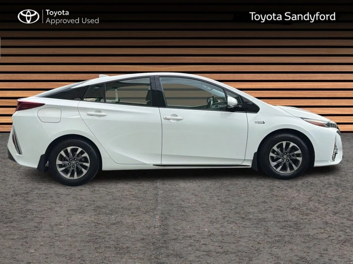 Toyota Prius PLUG IN HYBRID AUTOMATIC // LEATHER H - Image 3
