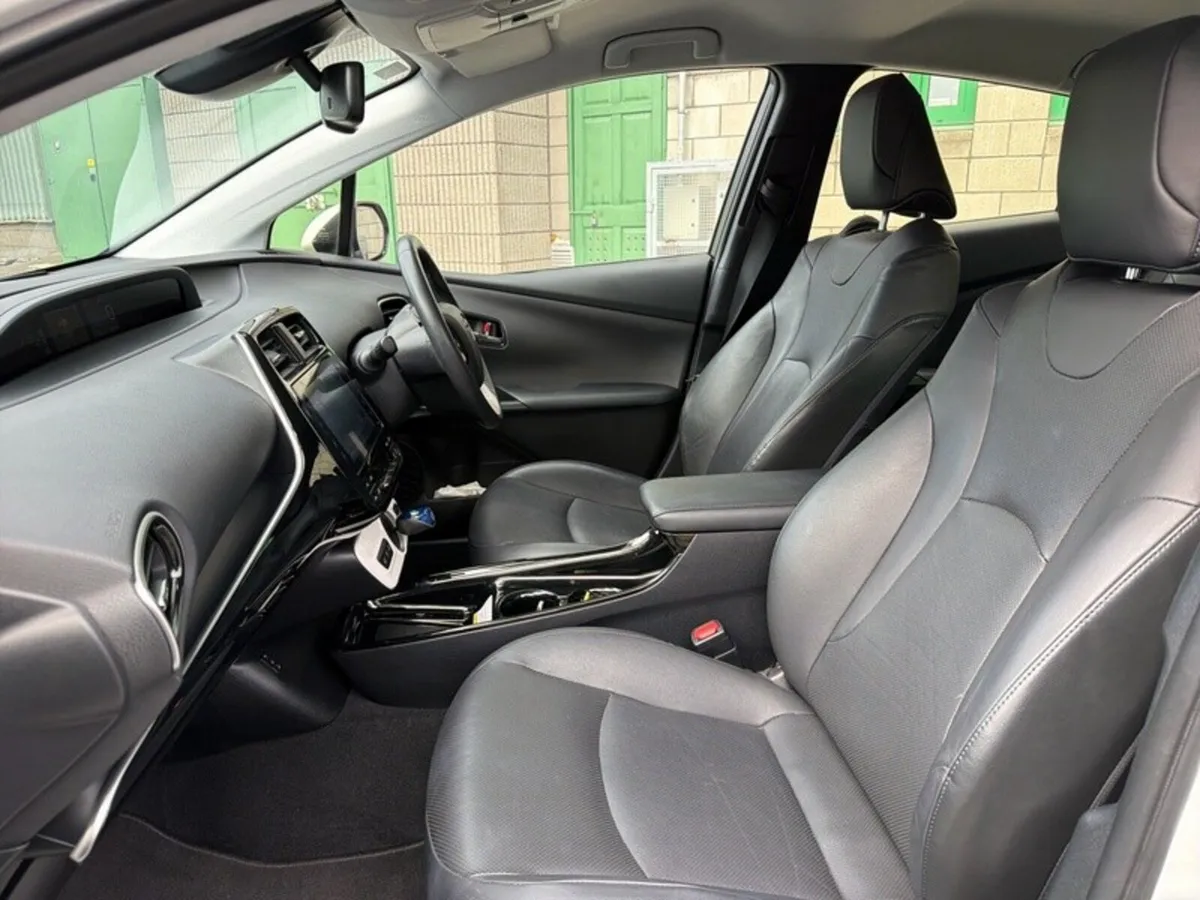 Toyota Prius PLUG IN HYBRID AUTOMATIC // LEATHER H - Image 6