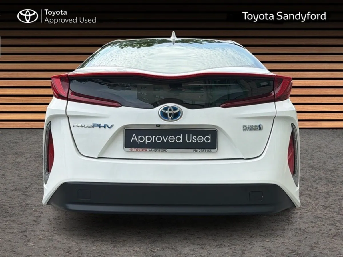 Toyota Prius PLUG IN HYBRID AUTOMATIC // LEATHER H - Image 4