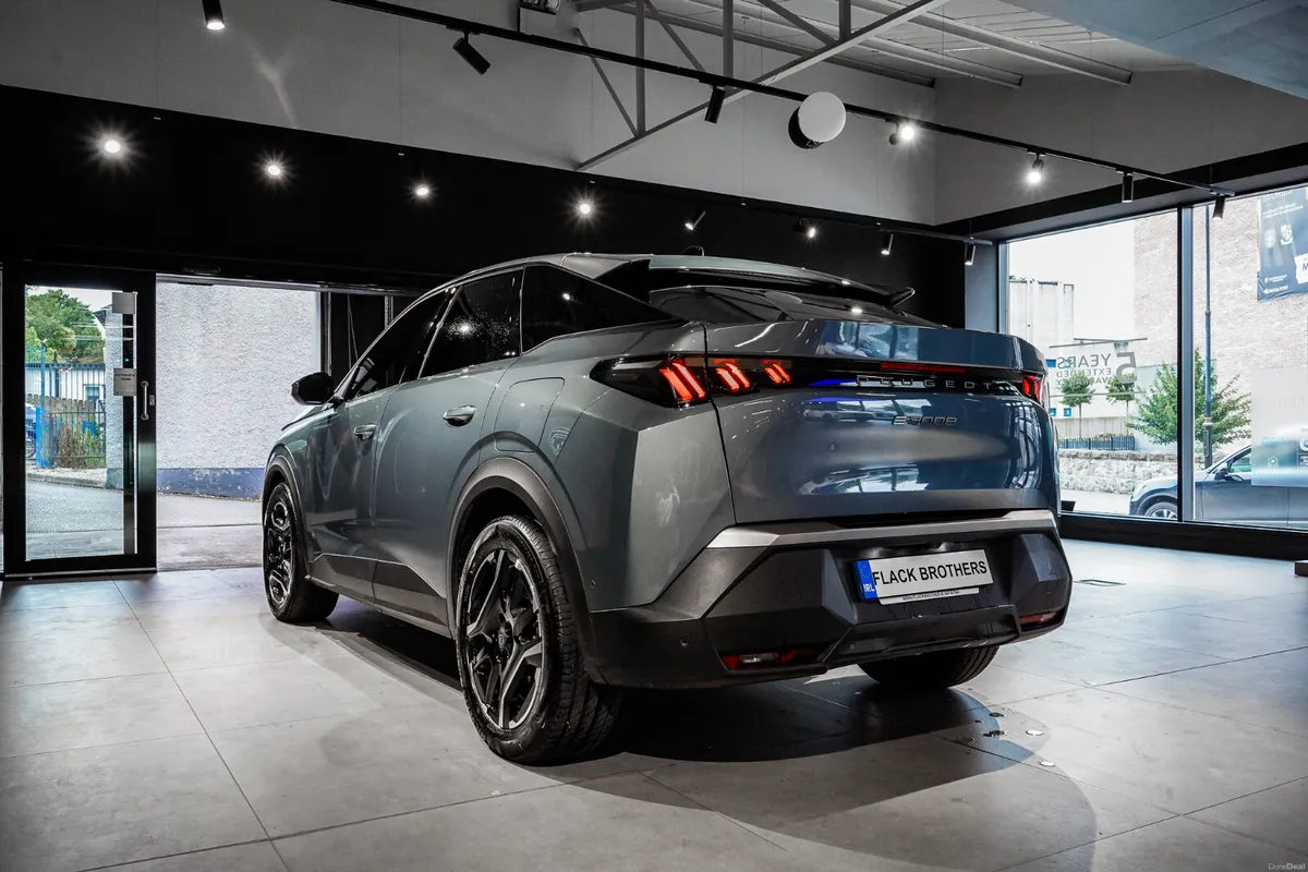 2025 Peugeot E-3008 Allure BEV 73kWh 210bhp Auto - Image 6
