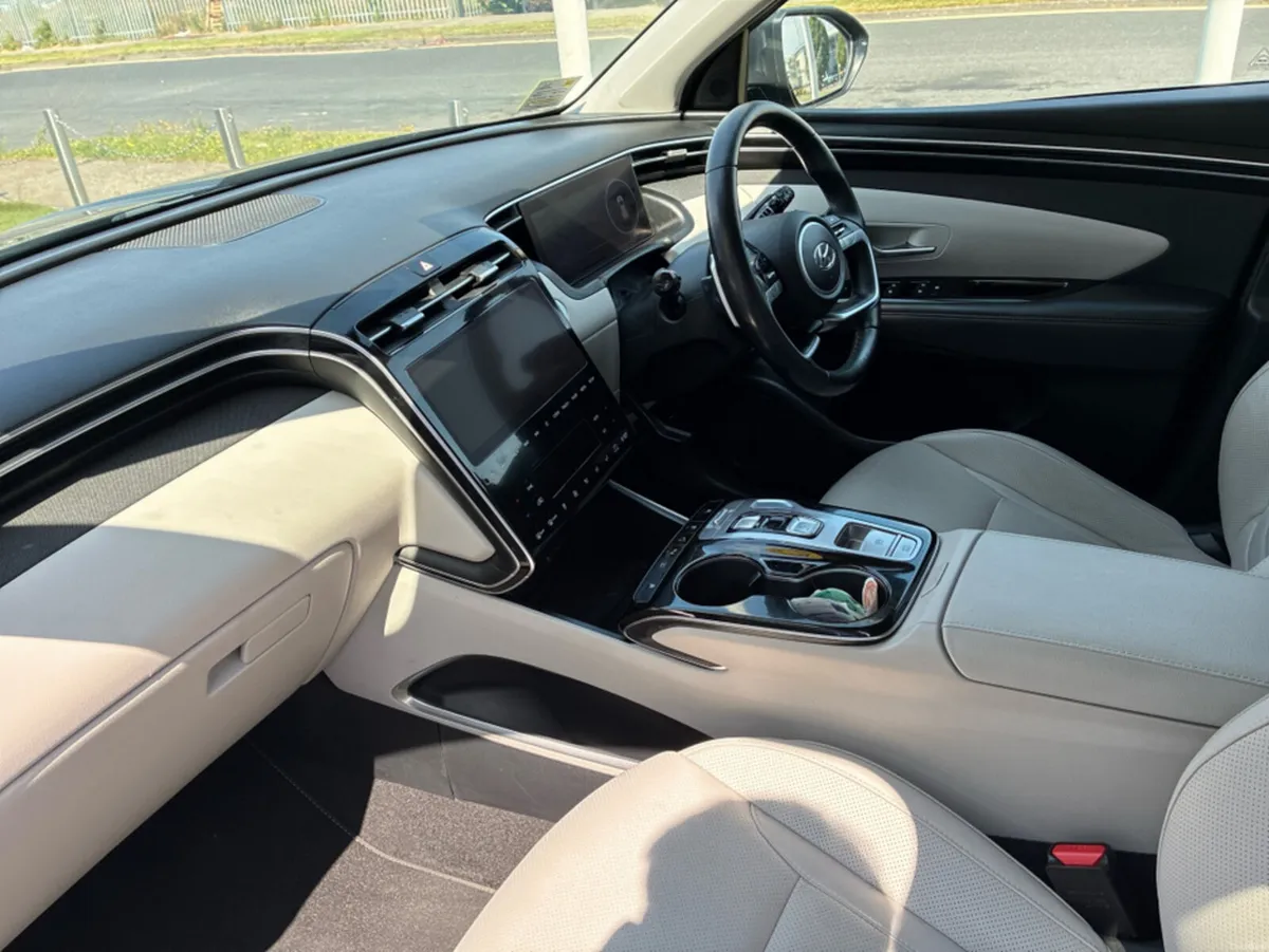 Hyundai Tucson EXECUTIVE PLUS 2TONE 5DR AUTO - Image 3