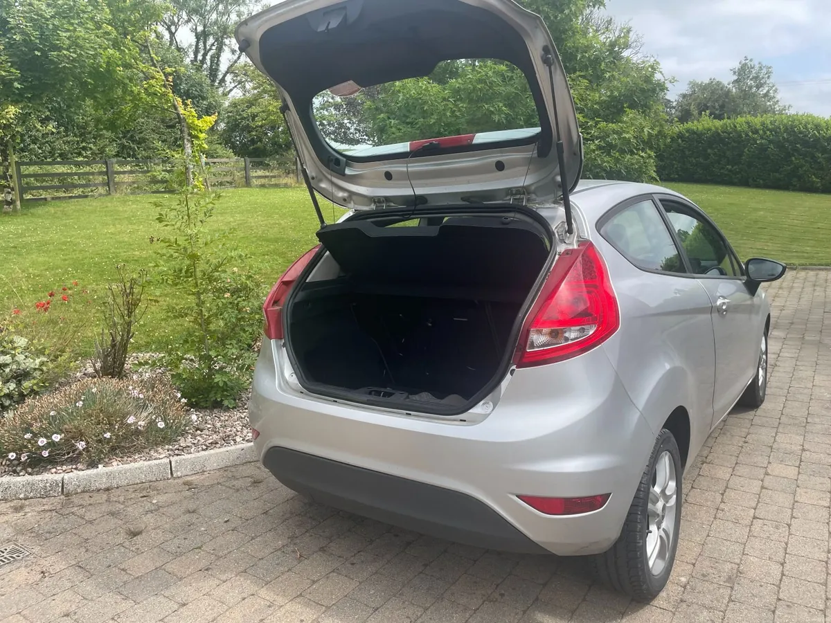 Ford Fiesta 2010 - Image 2