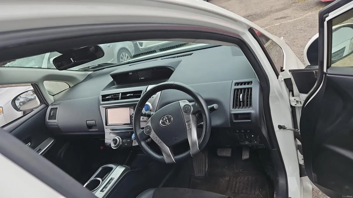 Toyota Prius 2015 low mileage push start - Image 4