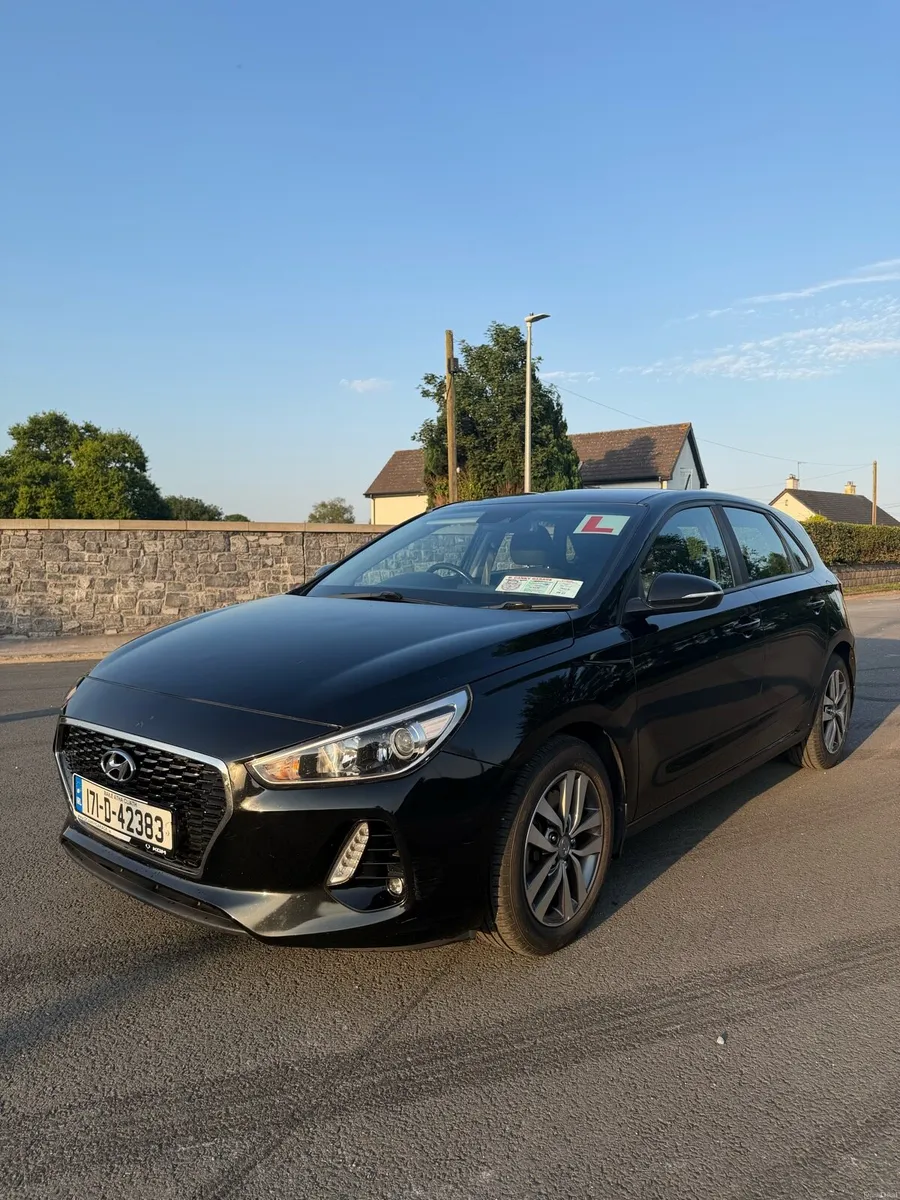 Hyundai I30 Deluxe 5DR - Image 2