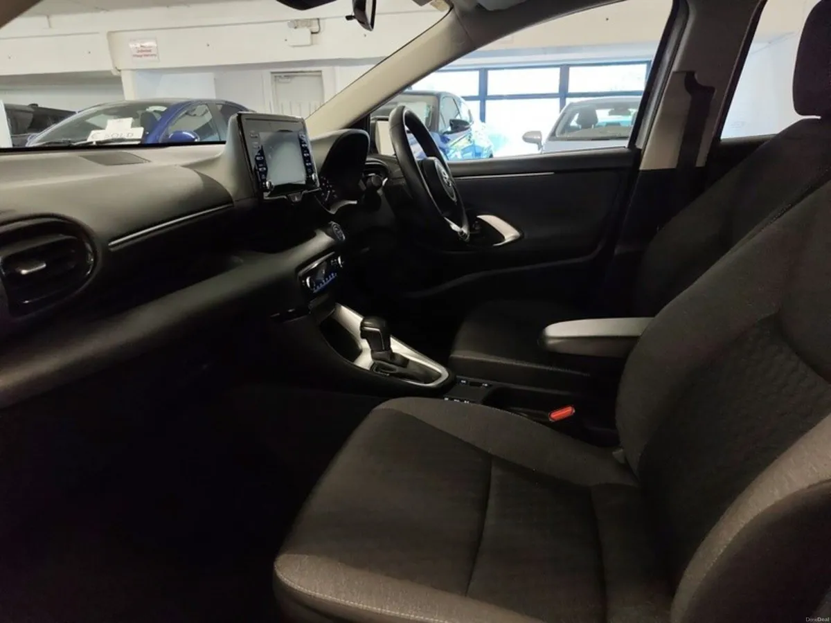 Toyota Yaris 1.5 HYBRID LUNA 4DR - Image 6