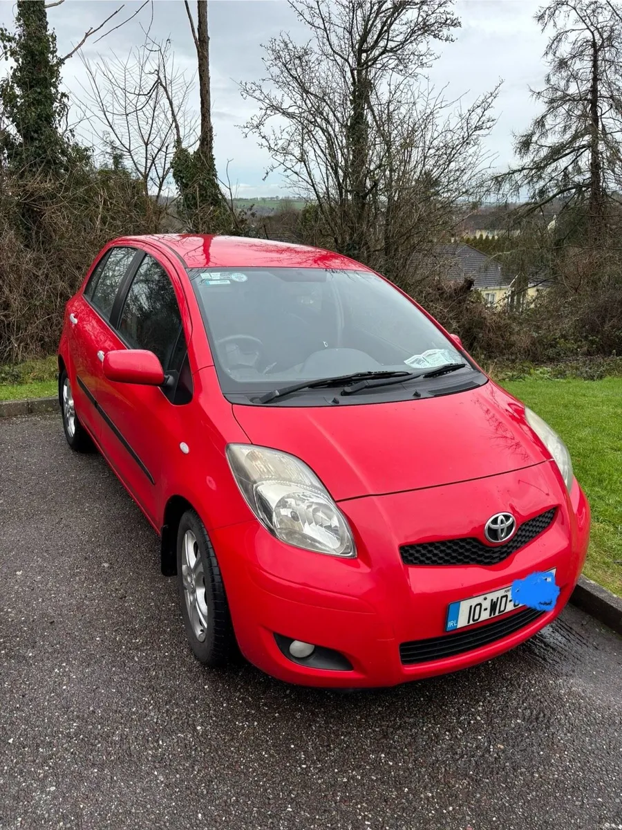 Toyota Yaris 2009 - Red - Image 2