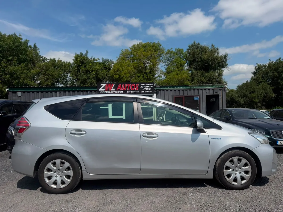 17 Toyota Prius Alpha - Image 5