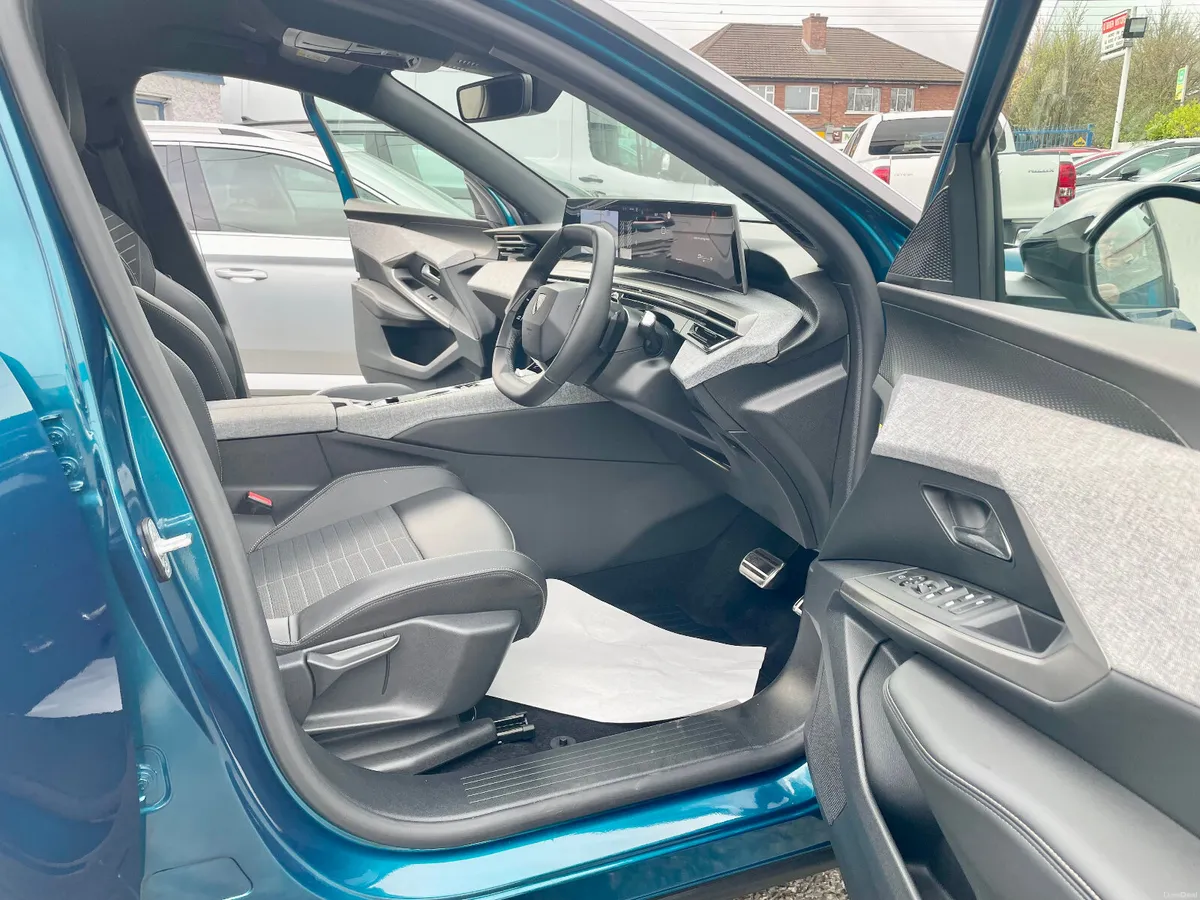 Peugeot 5008 Allure 1.2 Petrol MHEV Auto,2025 - Image 5