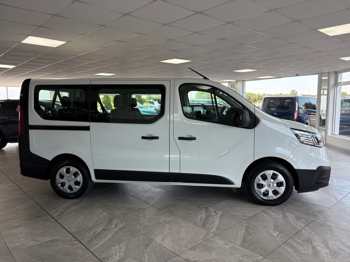 2023 Renault Trafic Business 9 seater - Image 5