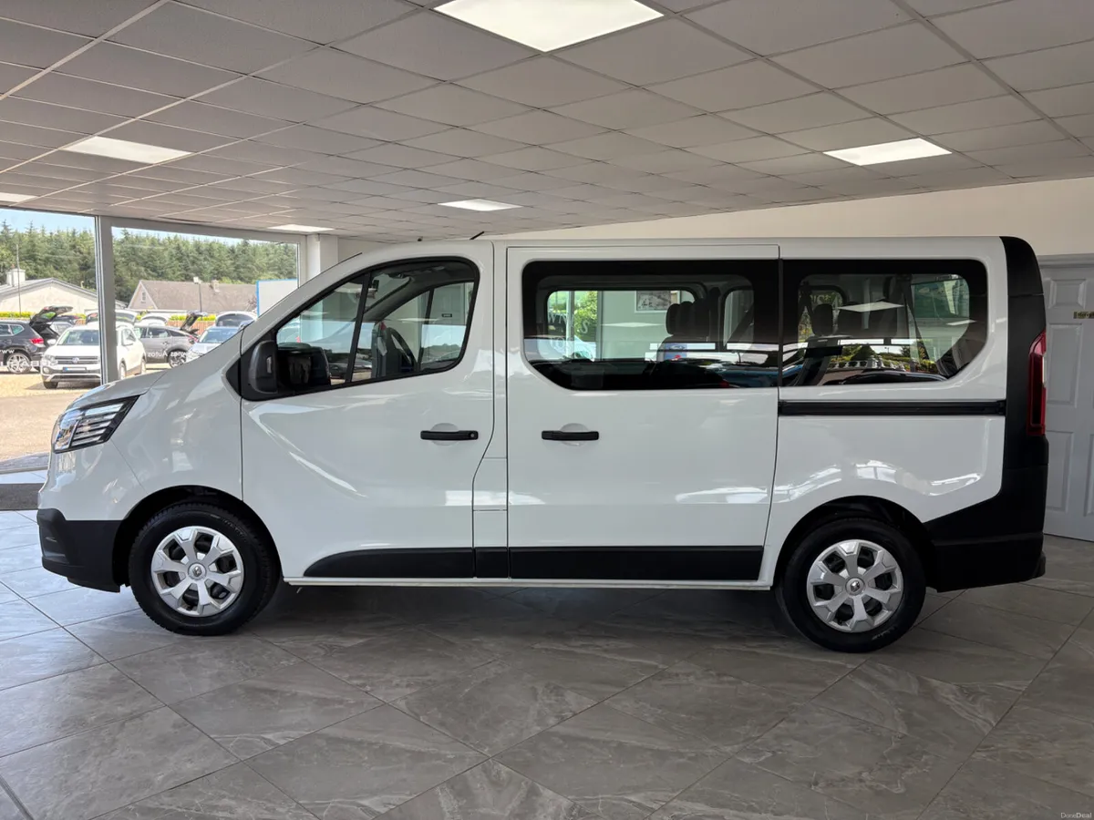2023 Renault Trafic Business 9 seater - Image 6