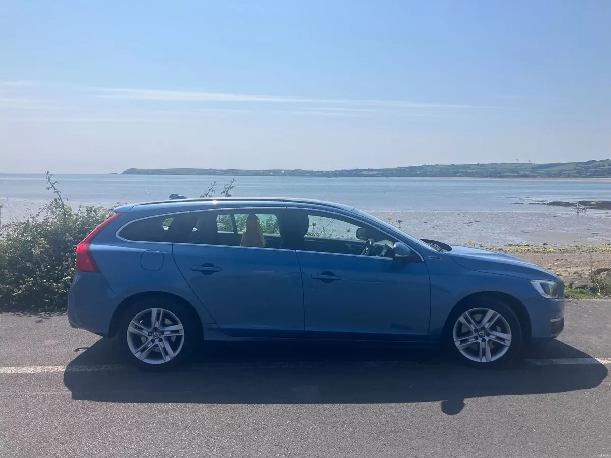 2017 Volvo V60 Diesel Plug-in Hybrid - Image 3