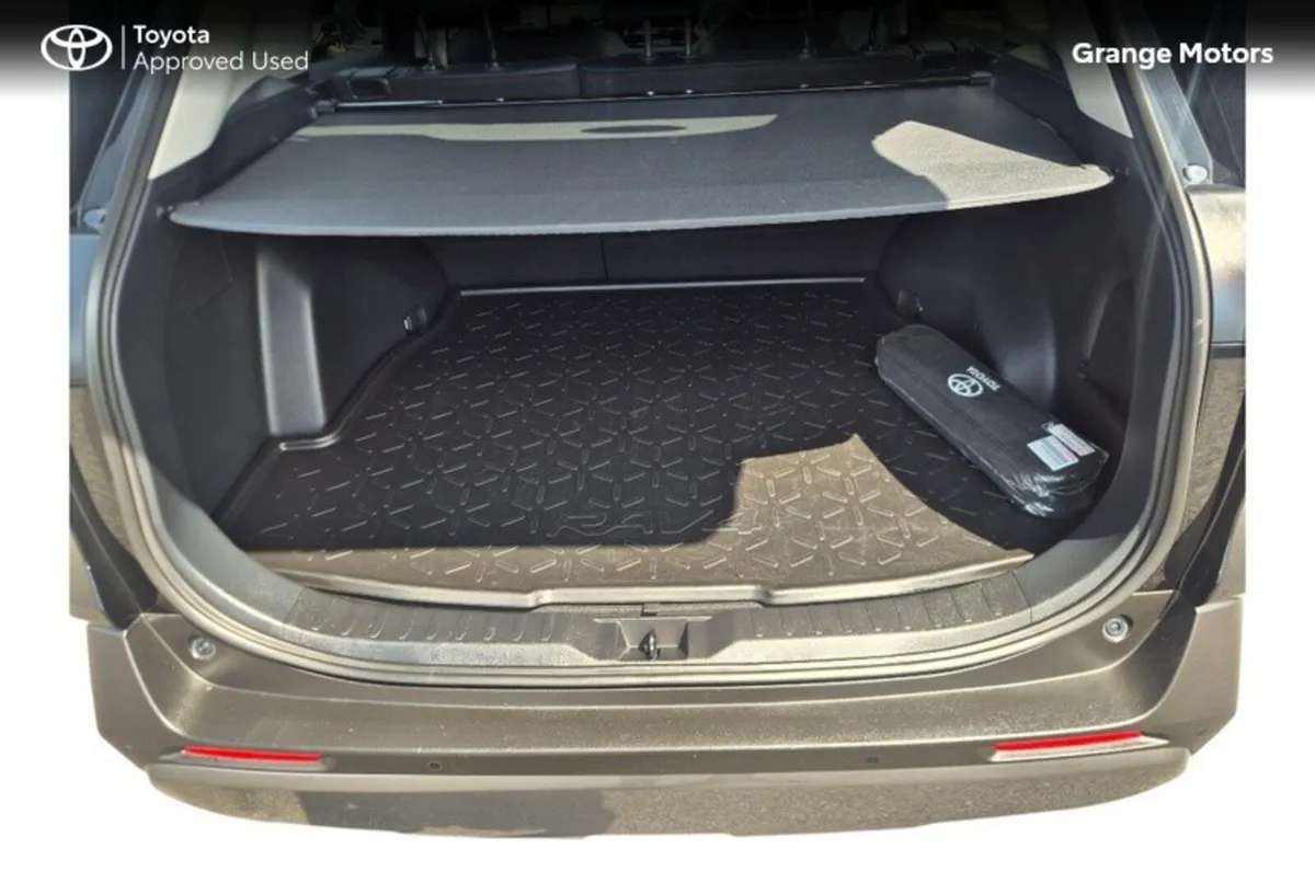 Toyota RAV4 2.5 HYBRID SOL 5DR - Image 6