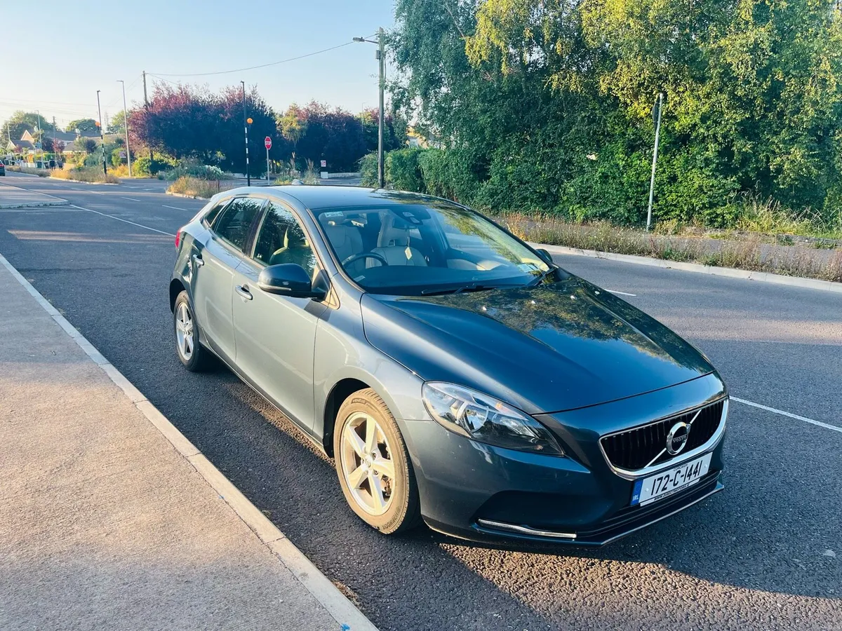 VOLVO V40 Momentum Edition D2 Manual Dark Blue - Image 2