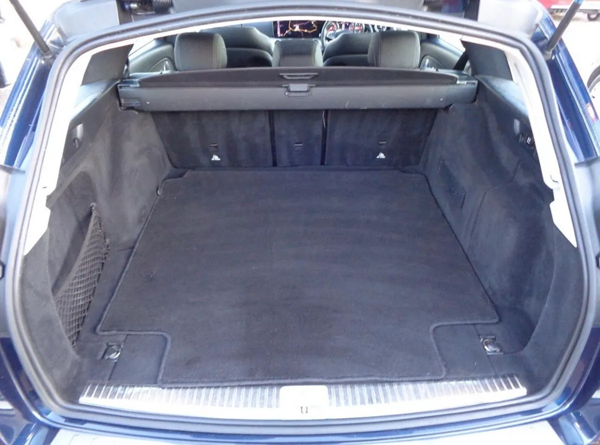Mercedes-Benz E-220 AMG Line Premium Plus - Image 4