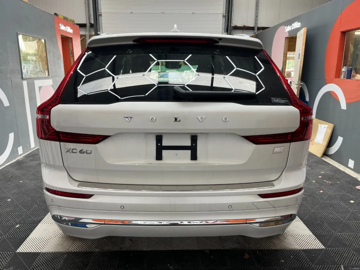 Volvo XC60 2022 VOLVO XC60 T6 PLUG-IN 2.0 AUTOMATI - Image 3