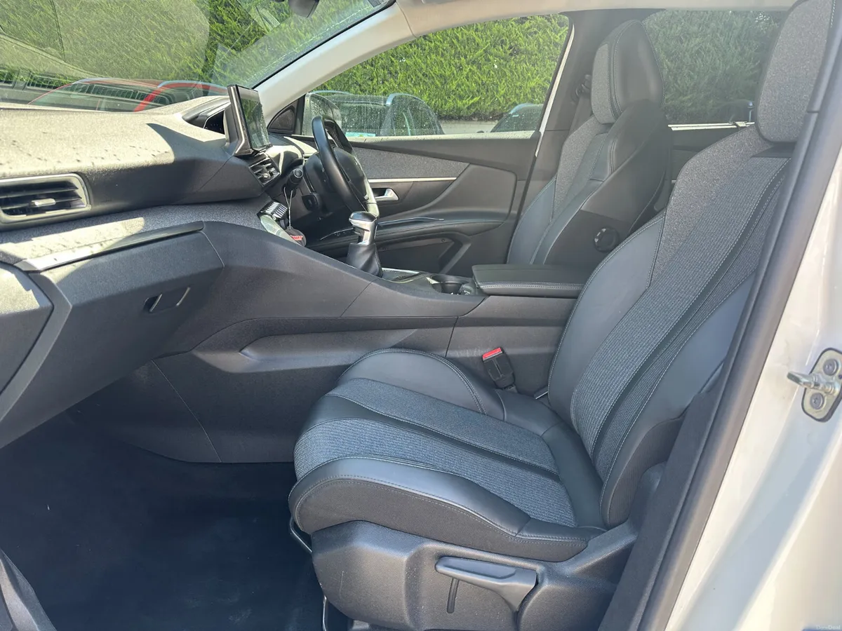 Peugeot 5008 1.5 BlueHDi 130bhp Allure *LOW KMS* - Image 5