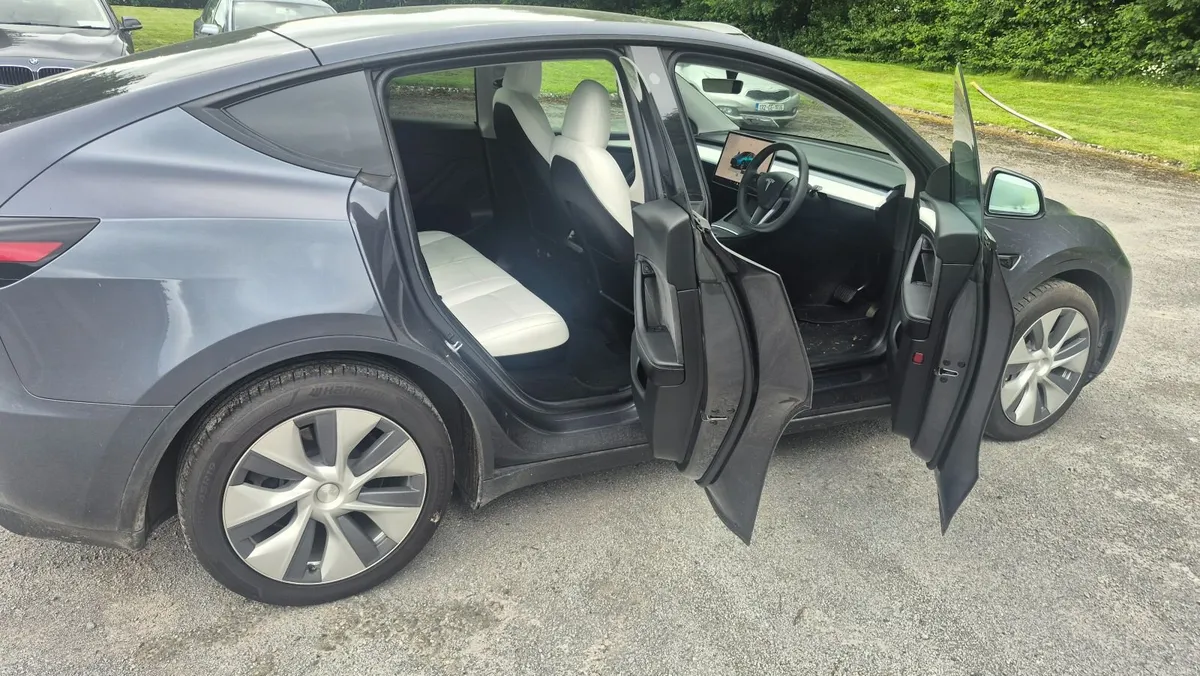 Tesla Model Y 2023 - Image 2