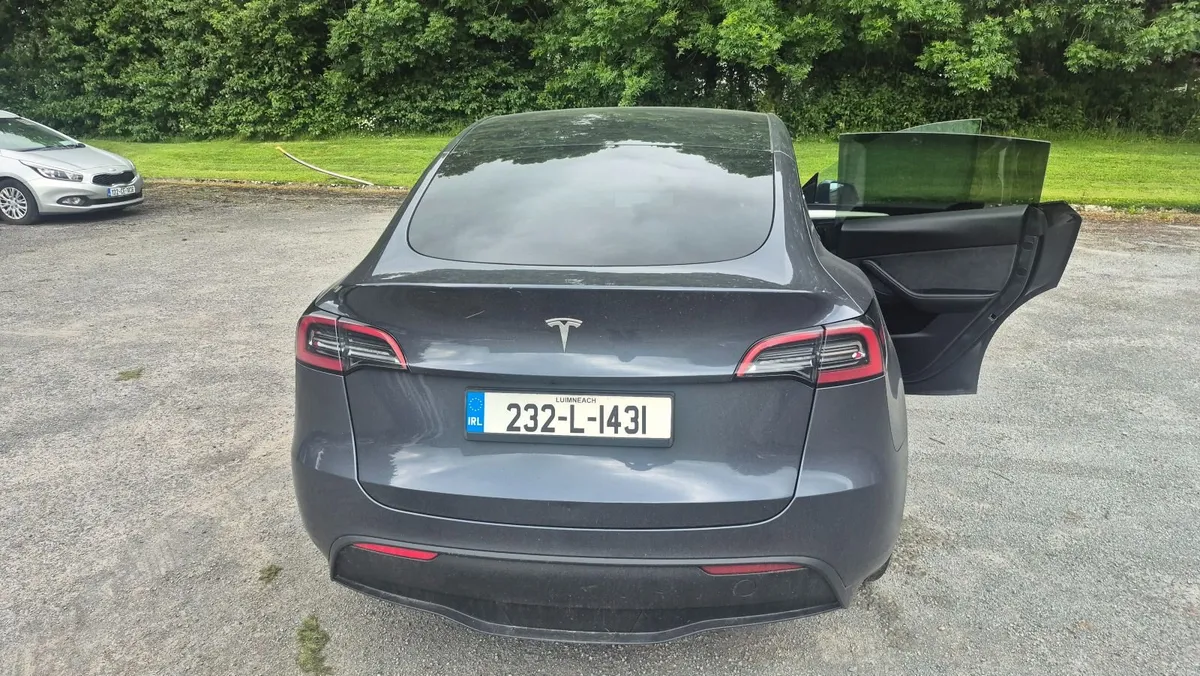 Tesla Model Y 2023 - Image 3