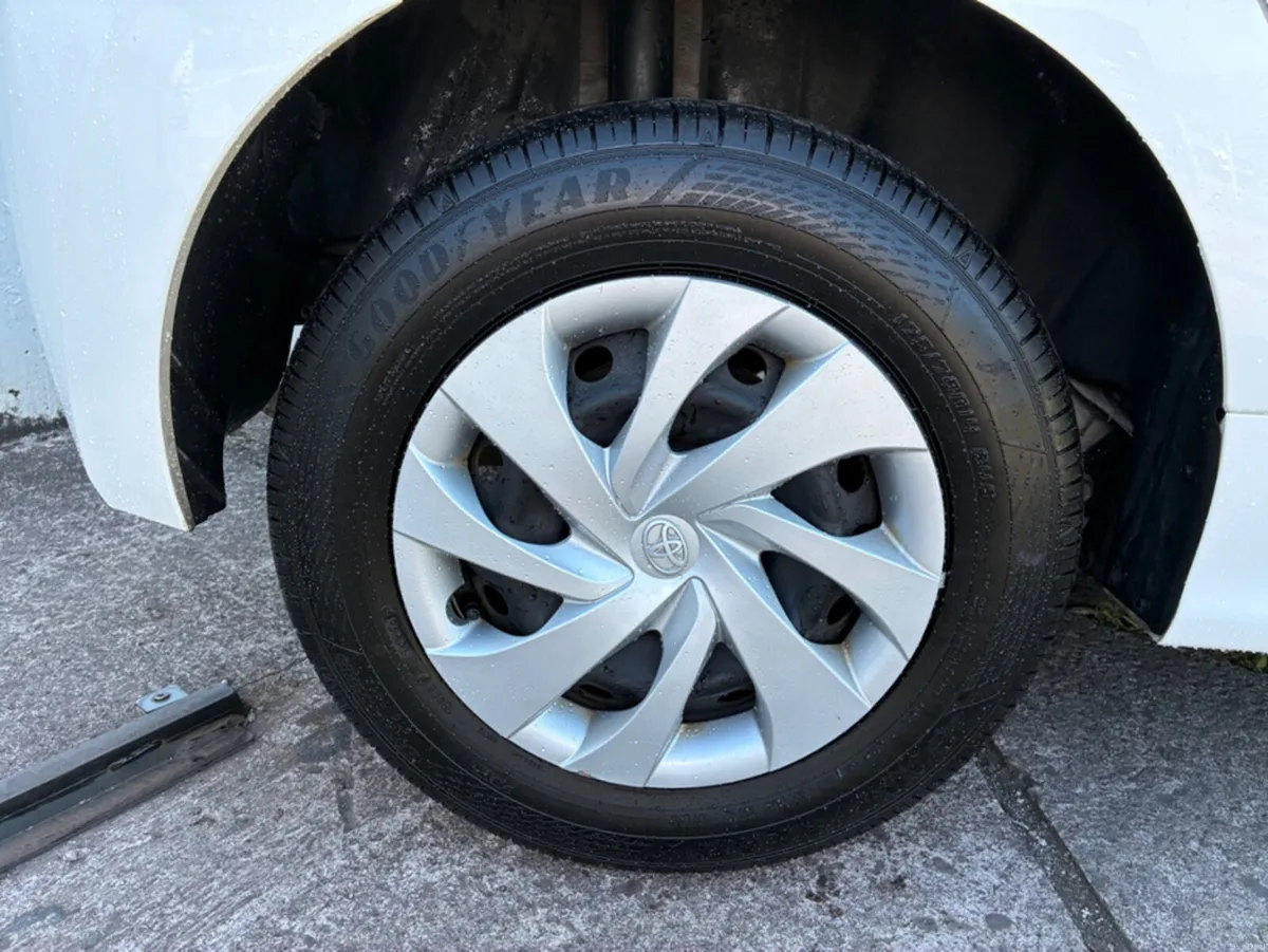 Toyota Yaris 1.5i X HYBRID AUTOMATIC - Image 3
