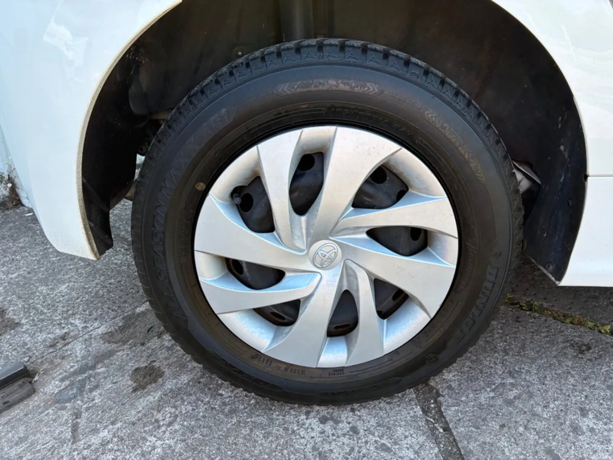 Toyota Yaris 1.5i X HYBRID AUTOMATIC - Image 3