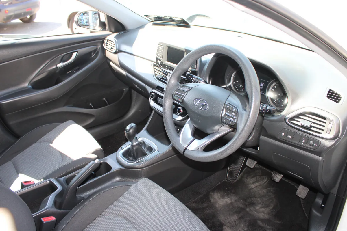 HYUNDAI i30 1.6 DIESEL - LOW KMS - 2 OWNERS - Image 6