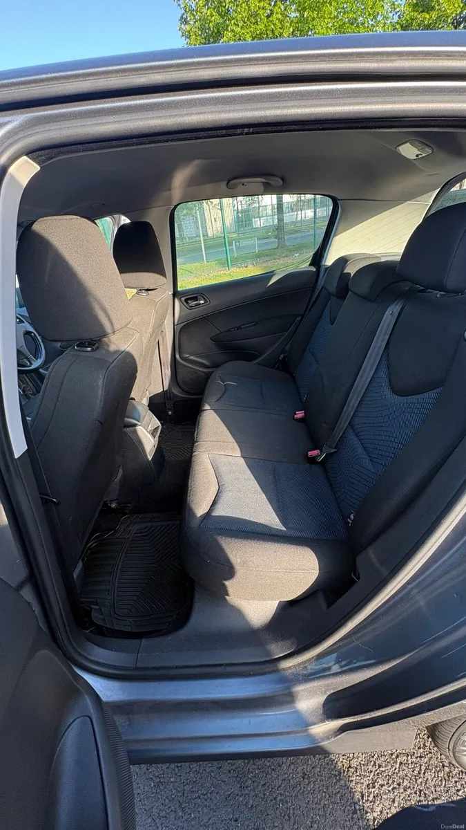Peugeot 308 - Image 2