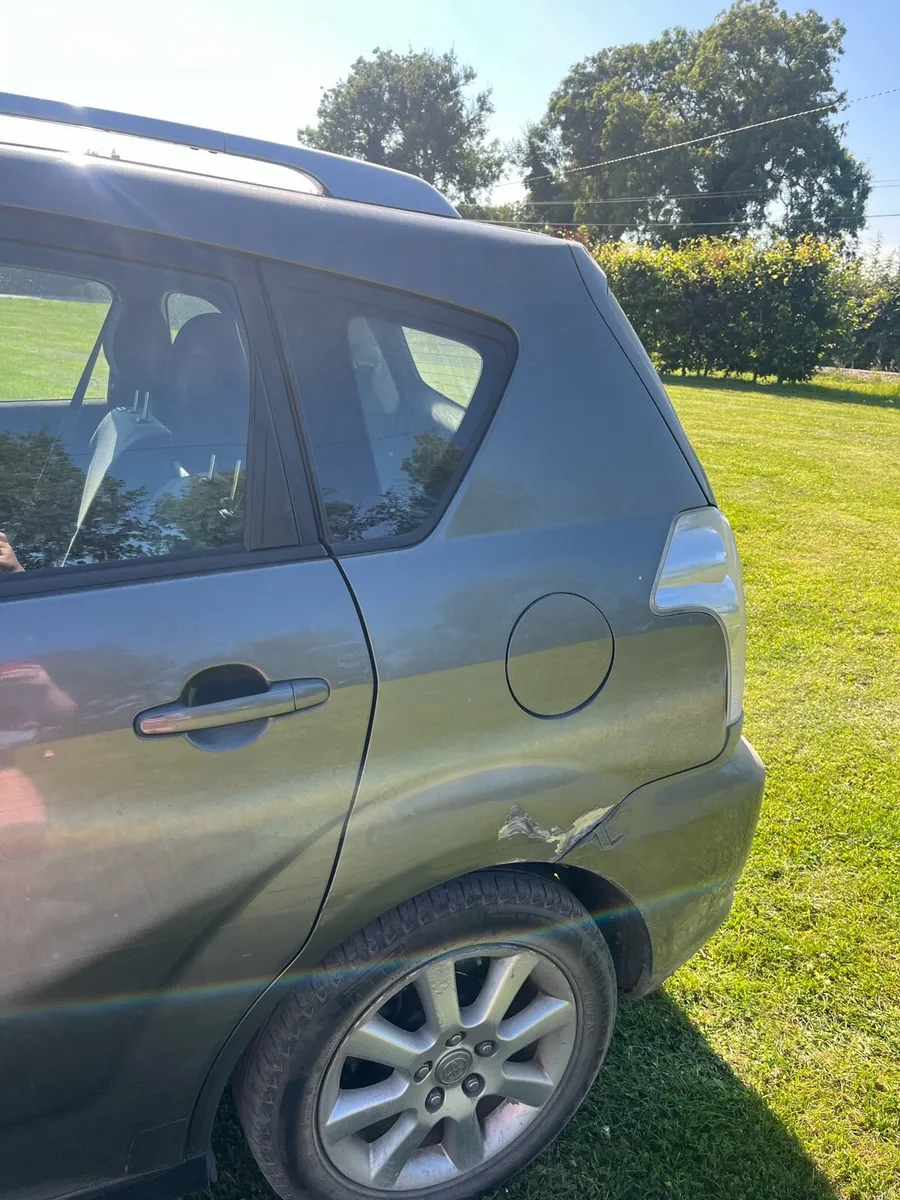 Toyota Corolla Verso car - Image 3