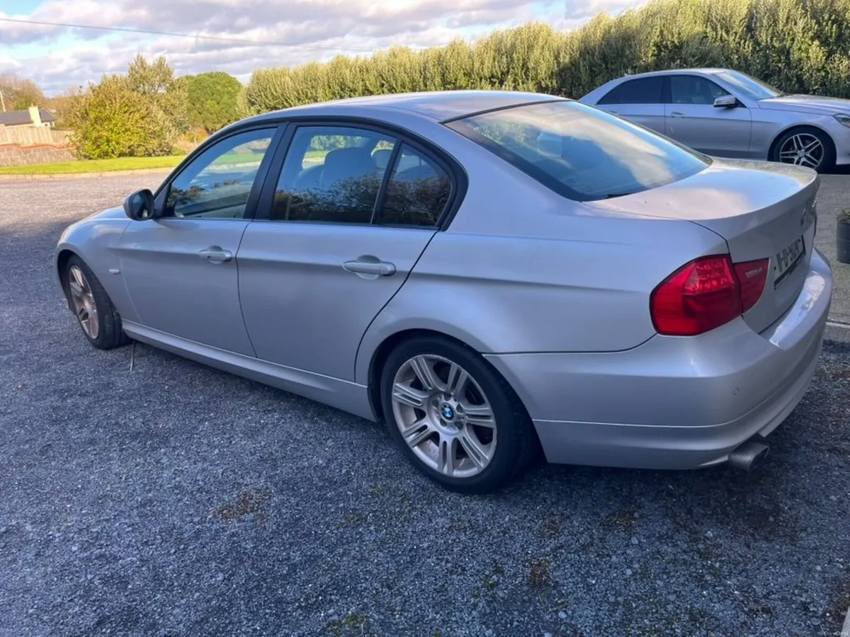 BMW 3-Series 2011 - Image 4