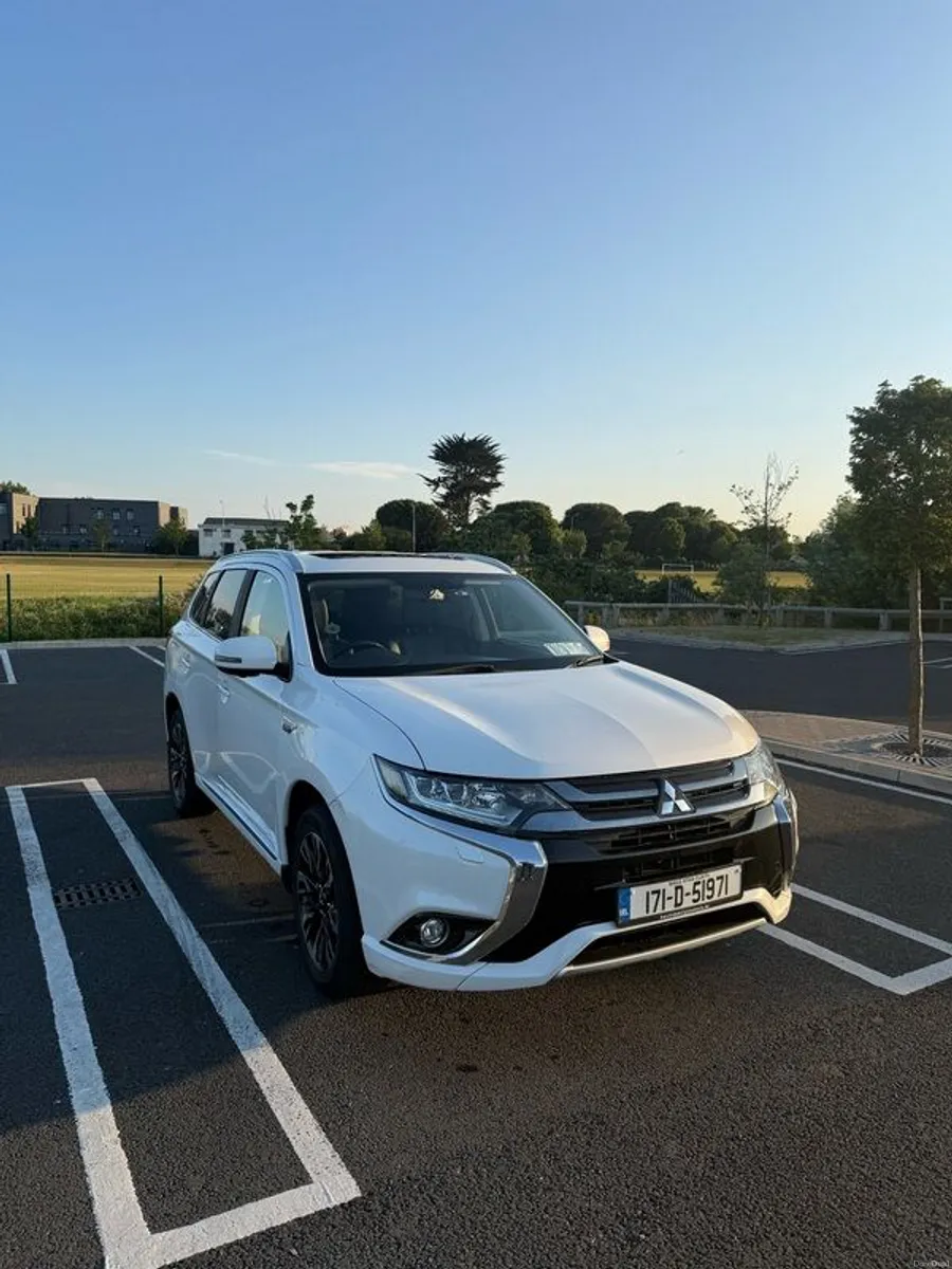 2017 Mitsubishi Outlander GX4h top spec - Image 2