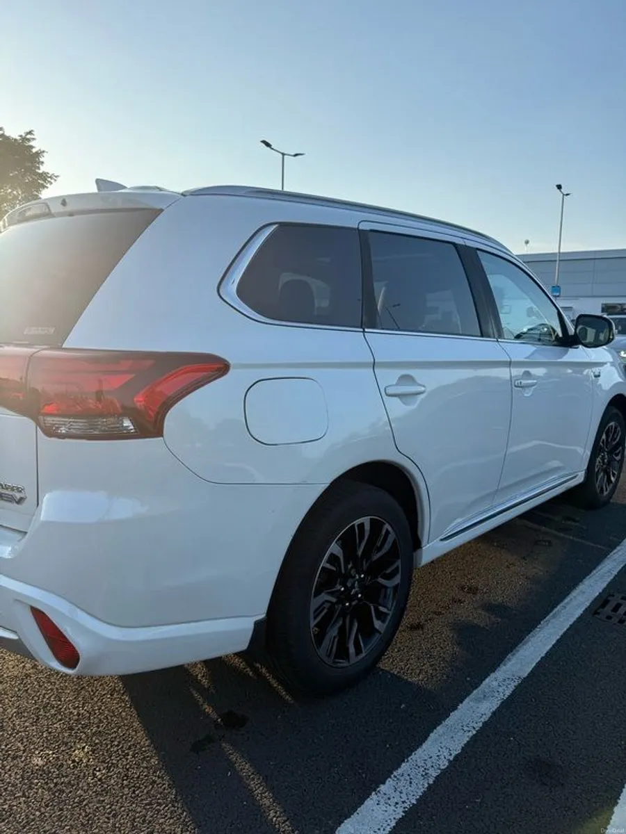 2017 Mitsubishi Outlander GX4h top spec - Image 4