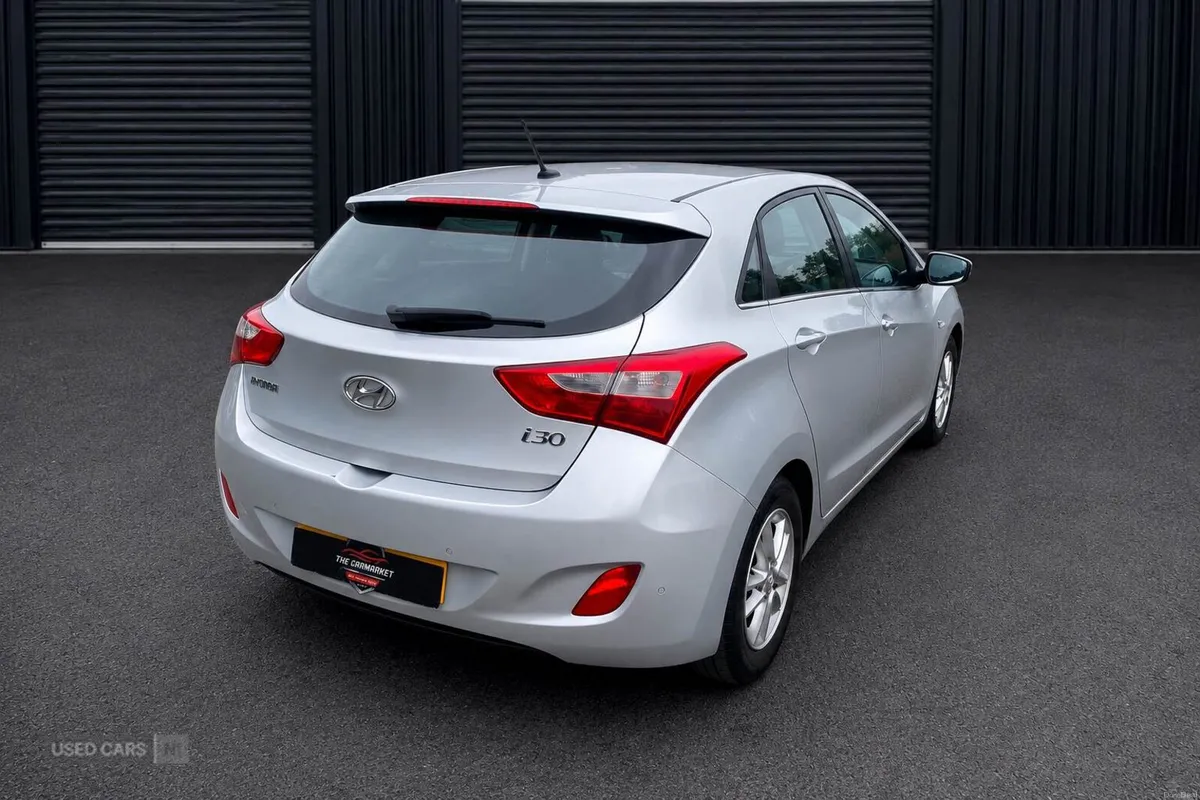 Hyundai i30 DIESEL HATCHBACK - Image 3