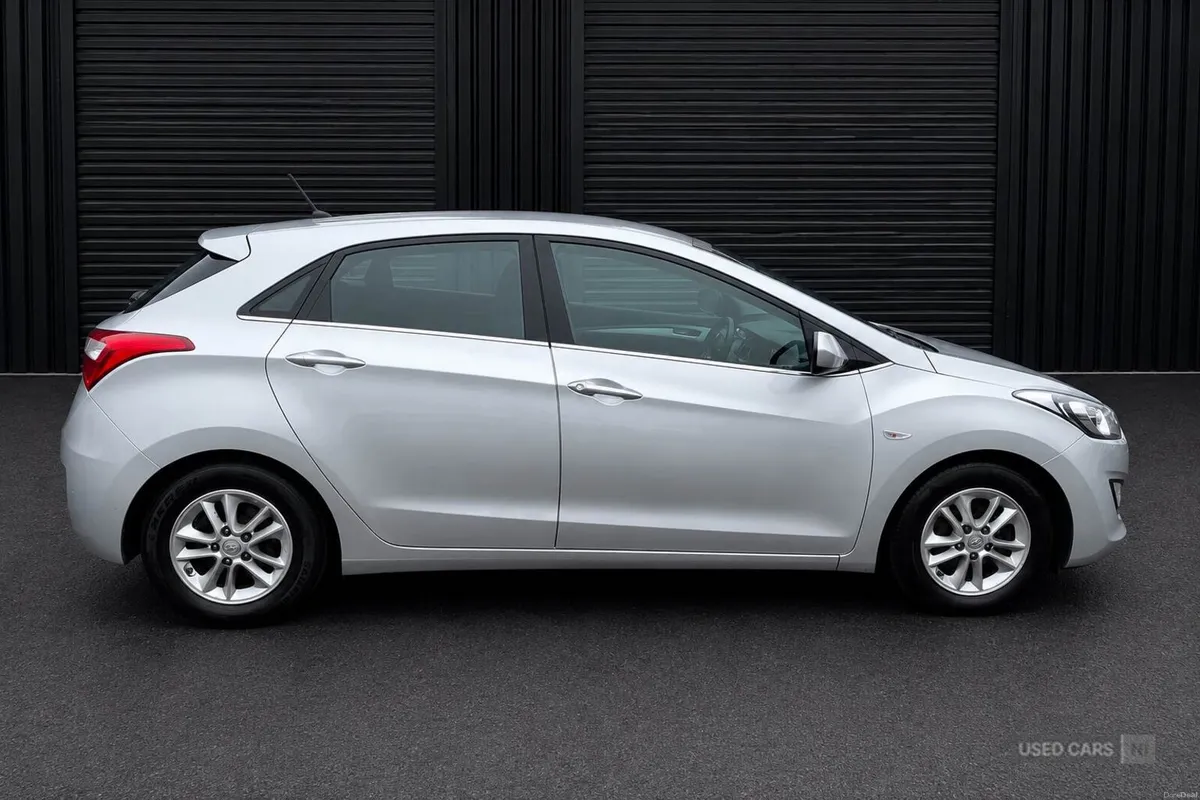 Hyundai i30 DIESEL HATCHBACK - Image 6