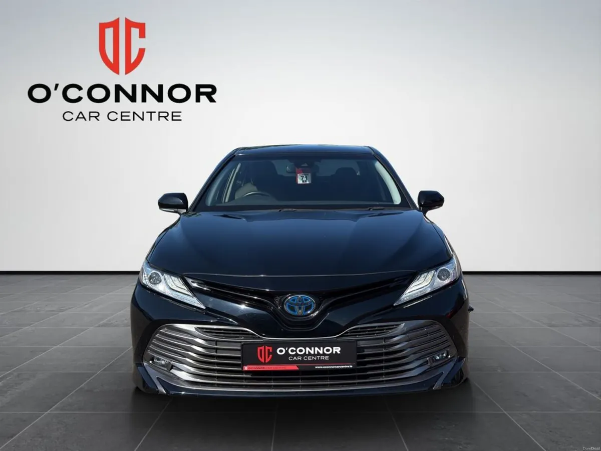 Toyota Camry Executive looks, hybrid savings. beca - Image 2