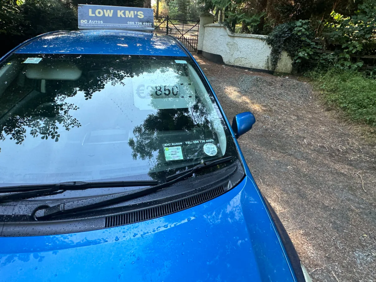 Toyota Auris 2012 - Image 2