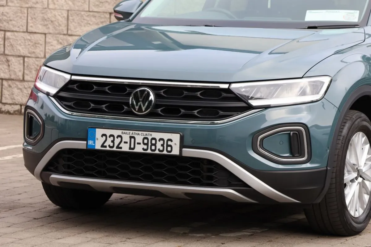 Volkswagen T-Roc 1.0 TSI 110HP Life LOW MILEAGE - Image 3