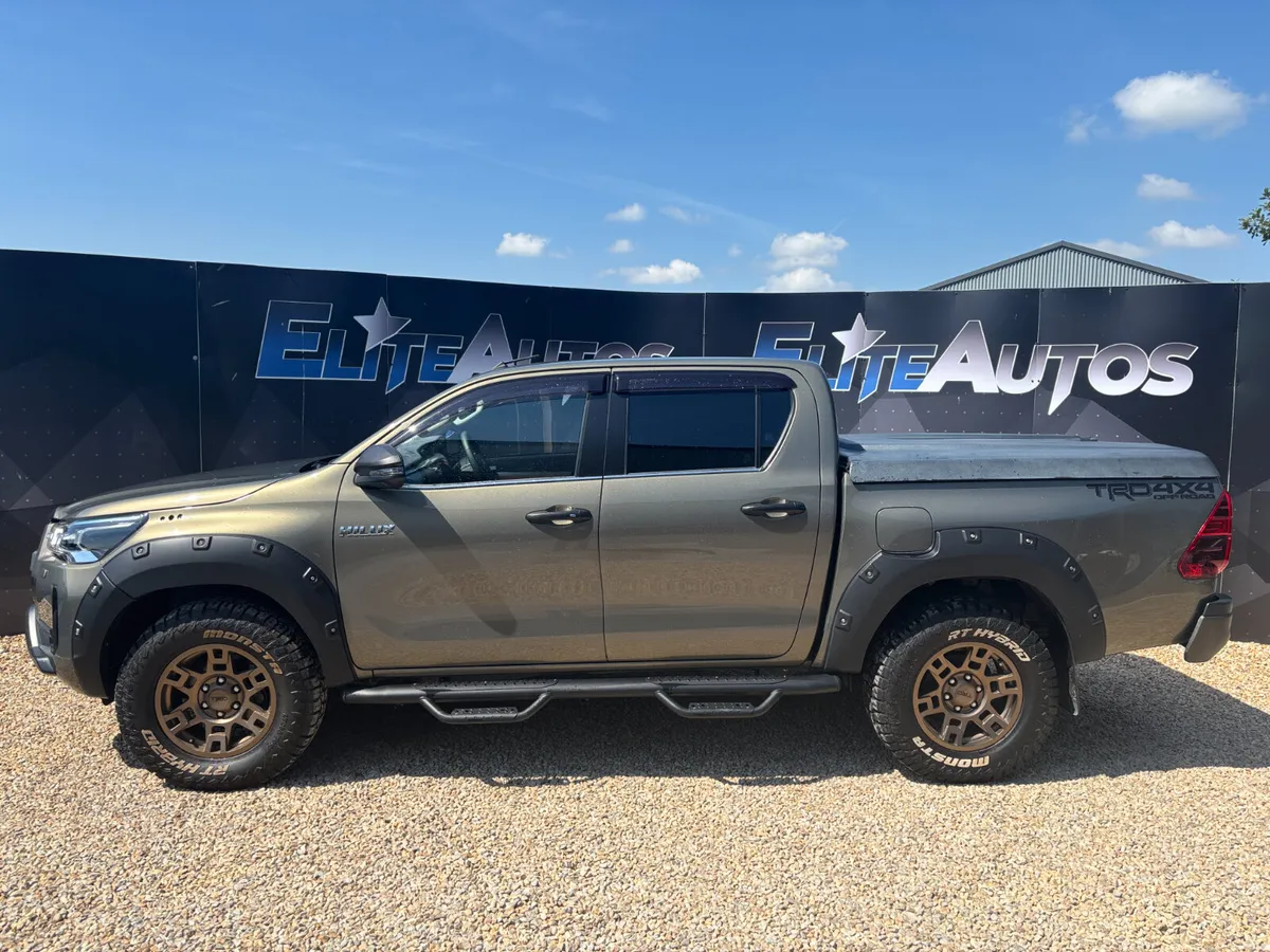 Toyota Hilux HUGE SPEC !! Automatic 2023 - Image 3