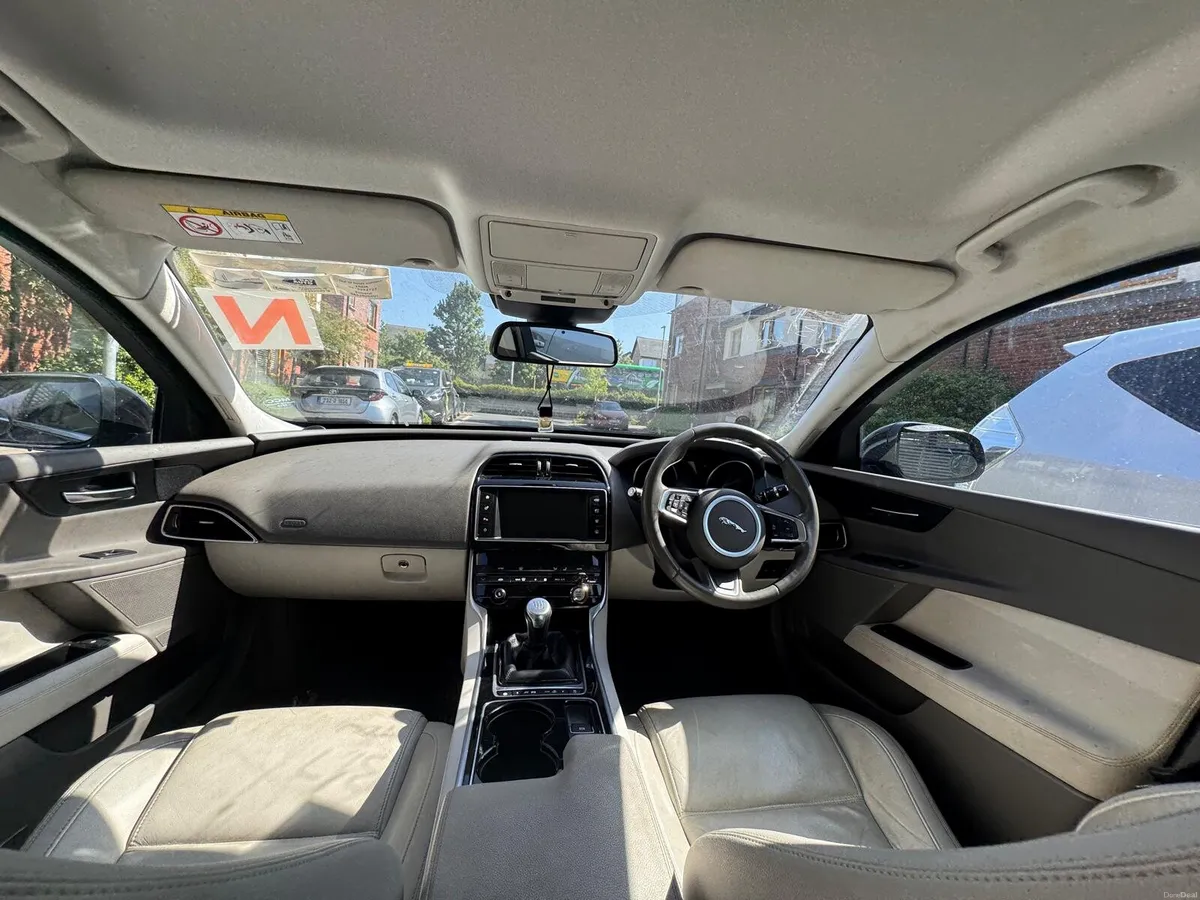 Jaguar xe 2017 - Image 3