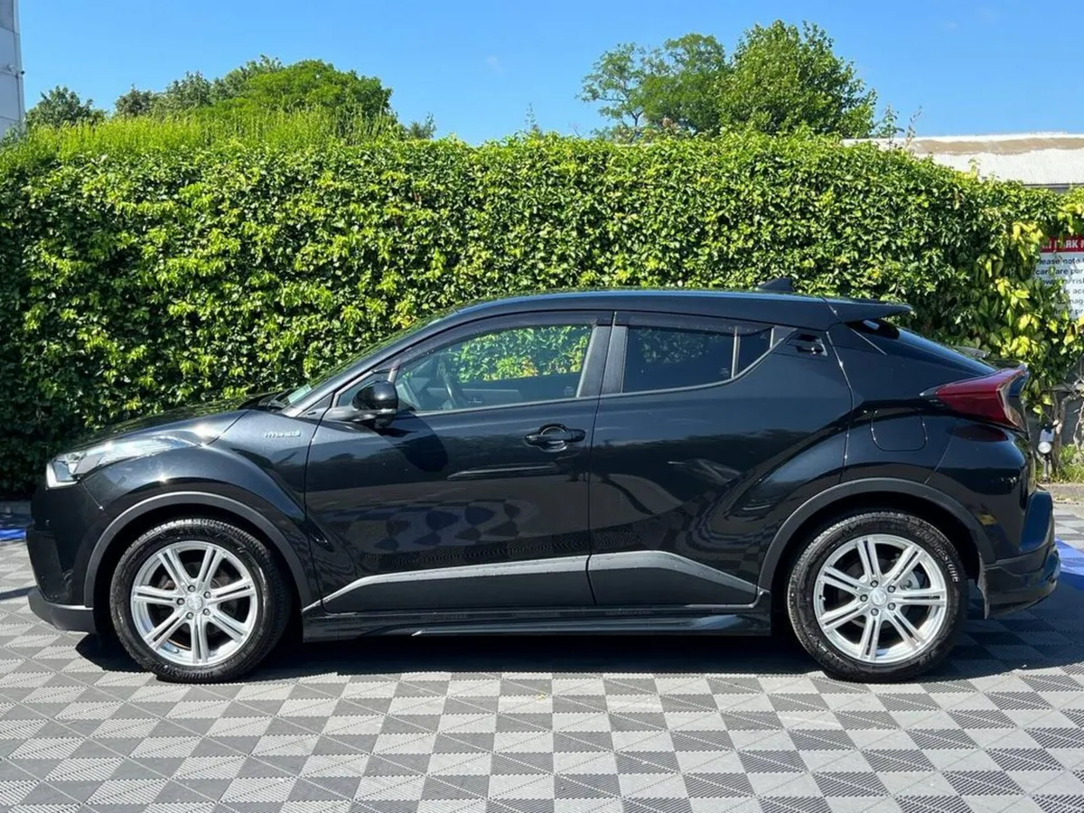 Toyota C-HR 1.8 HYBRID AUTO // DUAL ZONE CLIMATE C - Image 3