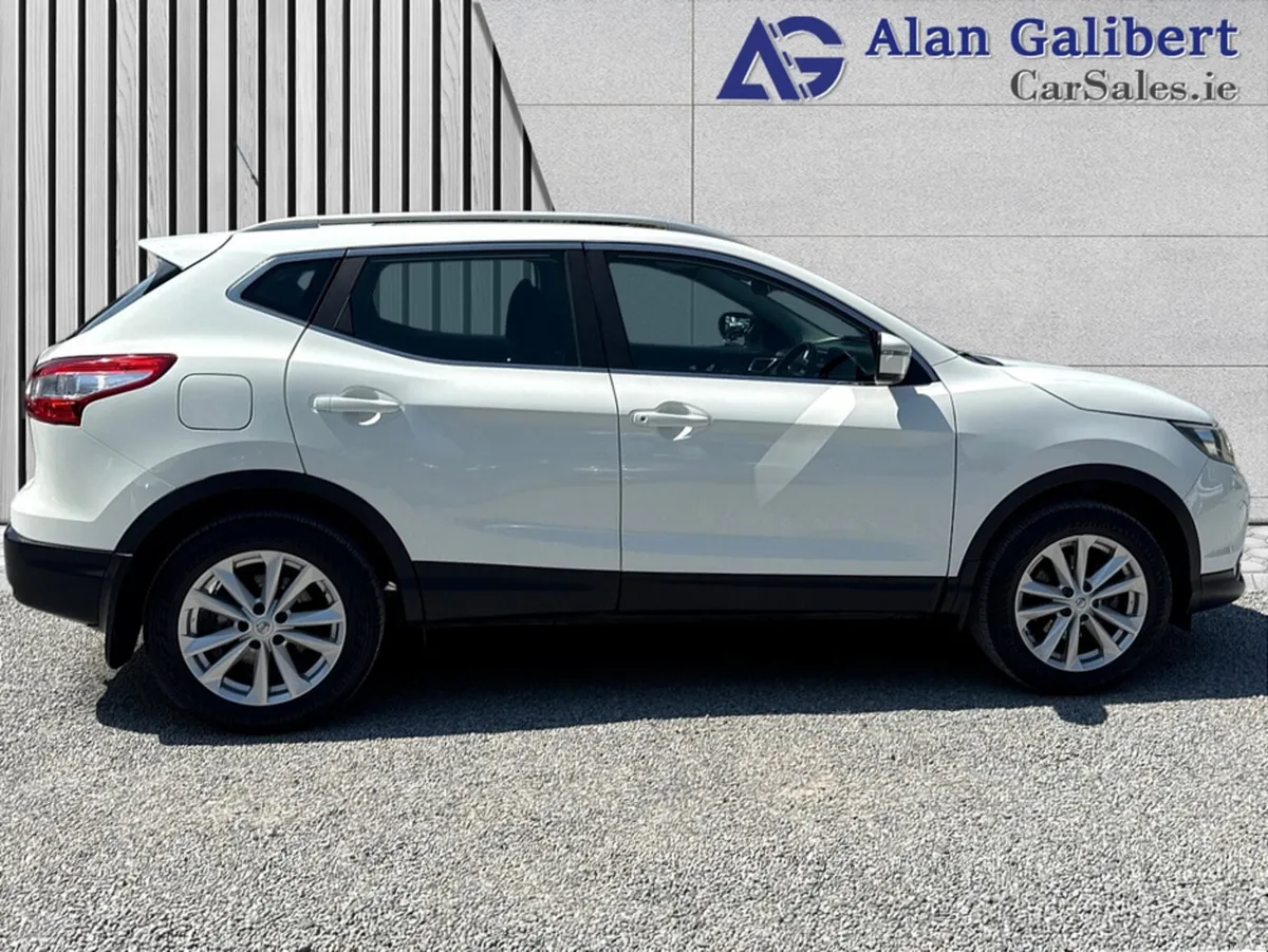 Nissan Qashqai 1.2 SV Petrol Glass Roof - Image 3