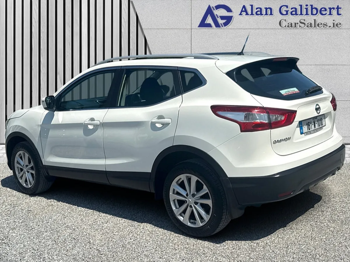 Nissan Qashqai 1.2 SV Petrol Glass Roof - Image 2