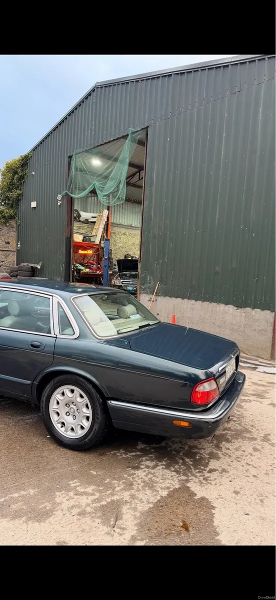Jaguar XJ8 - Image 2