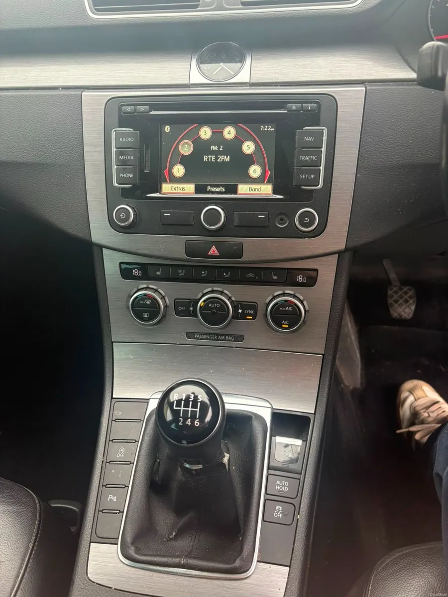 2014 1.6L Highline Passat (leather seats, sunroof) - Image 4