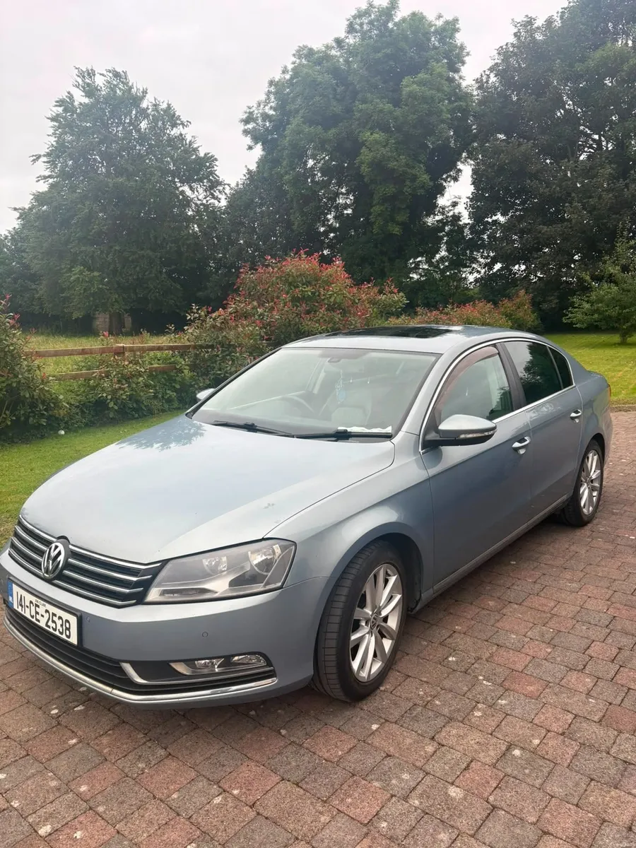 2014 1.6L Highline Passat (leather seats, sunroof) - Image 1