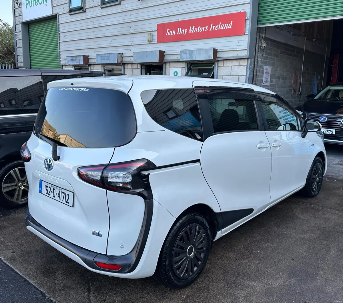 Automatic 7 seater Toyota hybrid - Image 2