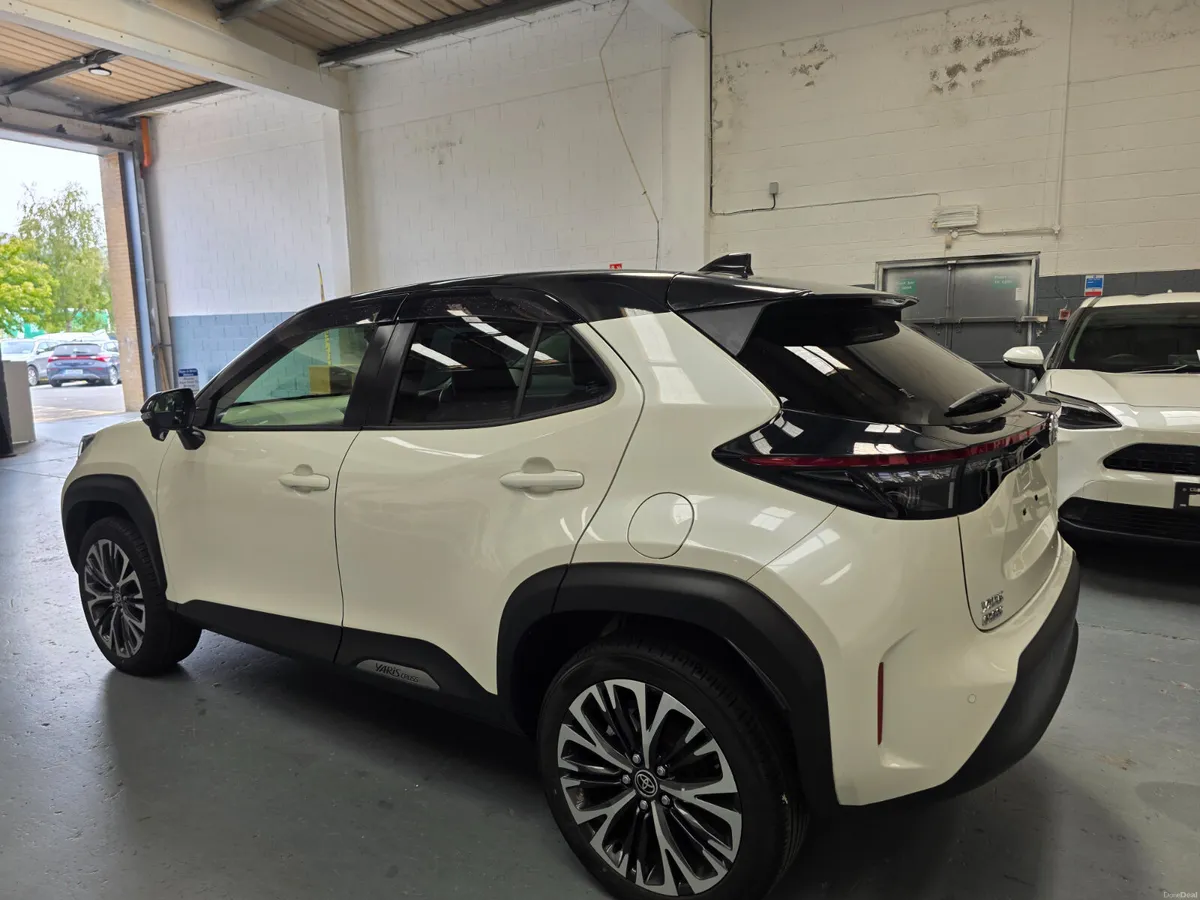 2022 Toyota Yaris Cross Hybrid - Image 4
